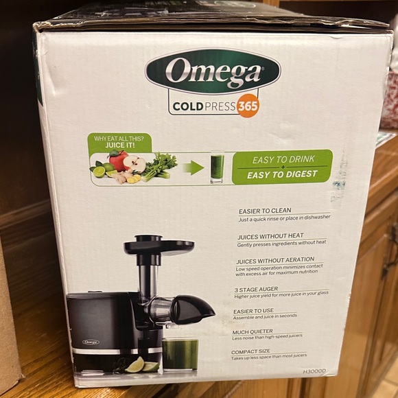 Omega Cold Press 365 Juicer in Black and Silver - Picture 5 of 5
